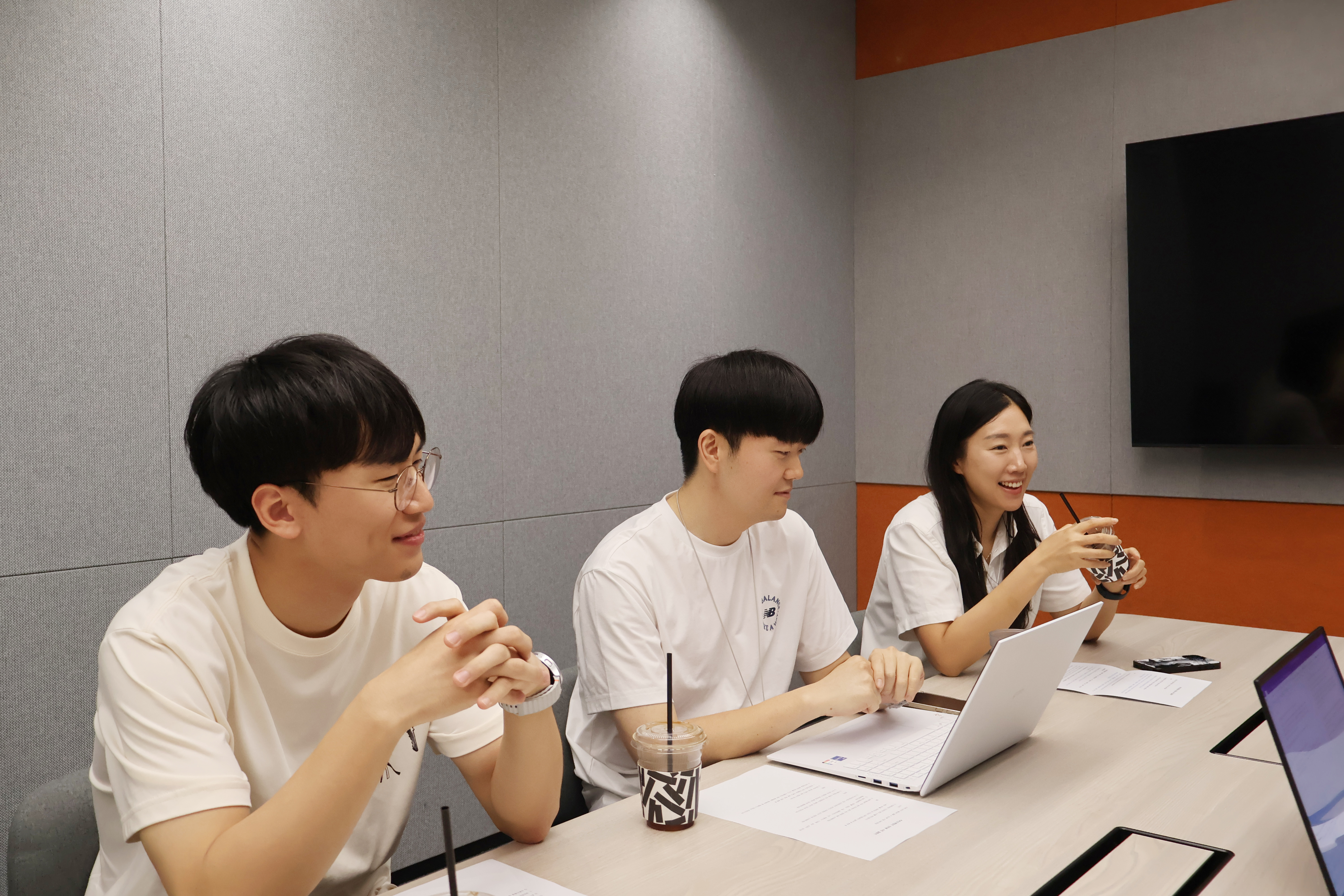 크루지원실 크루 세 분이 인터뷰 하는 이미지