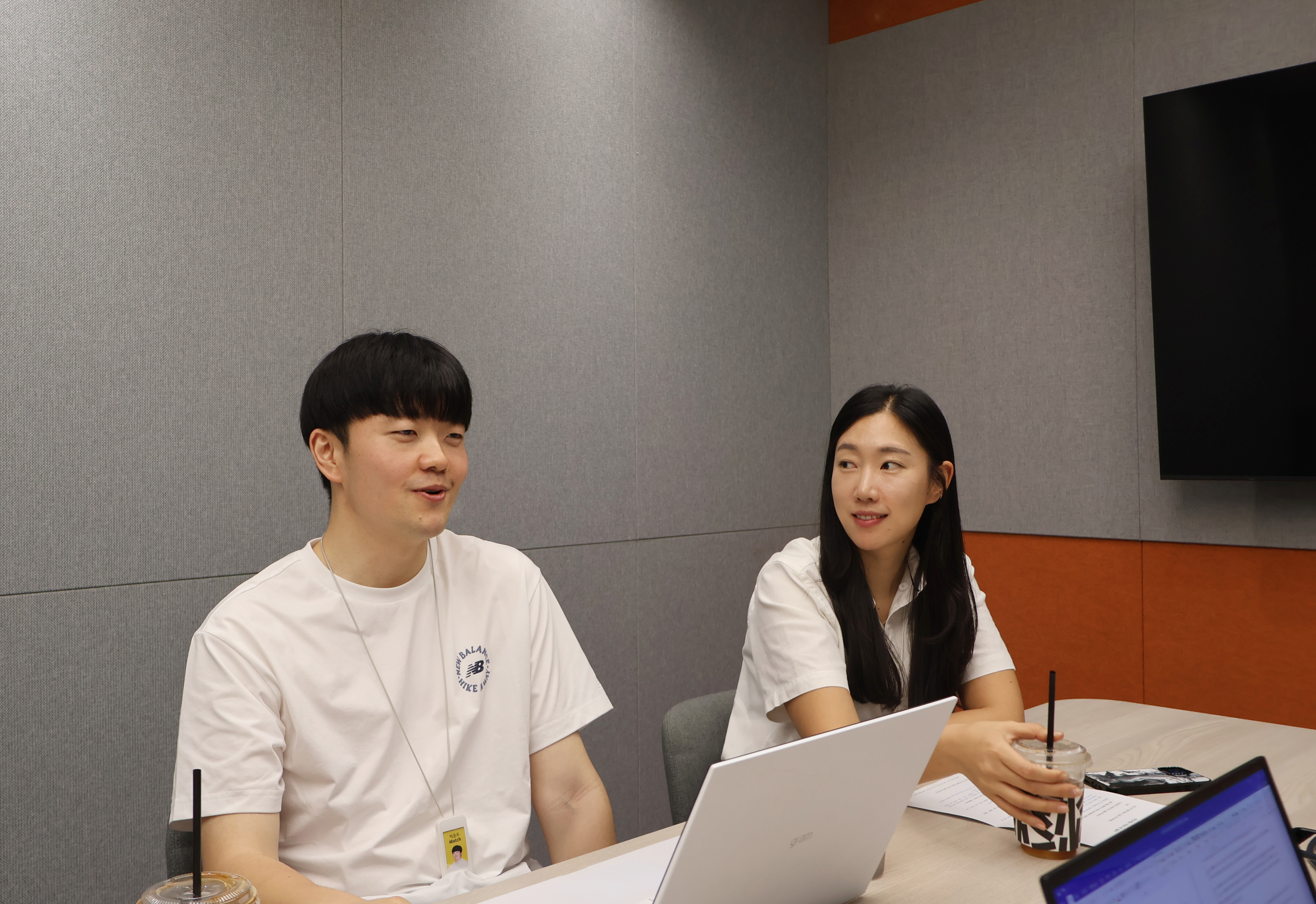 크루지원실 크루 두 분이 인터뷰하는 이미지